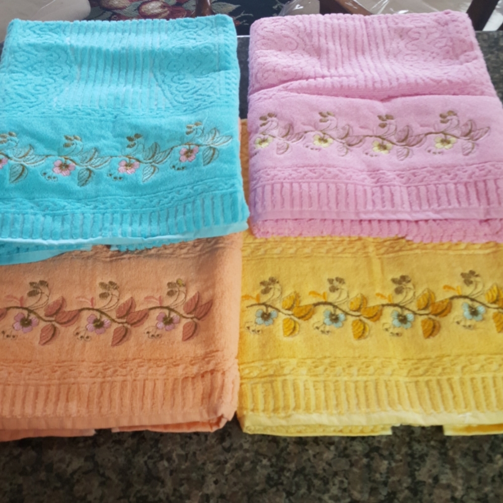 Set of 4 new 100% egyptian giza cotton towels bought in egypt in package new